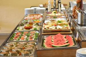 哈拉霍夫斯奇圣图拉目酒店的包含多种不同食物的自助餐