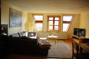 艾恩贝克Gästehaus in Sülbeck的客厅配有沙发和桌子