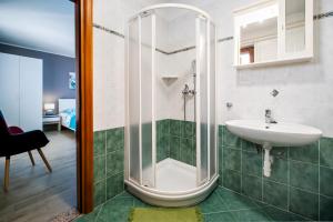 罗维尼利昂娜之家公寓酒店的带淋浴和盥洗盆的浴室