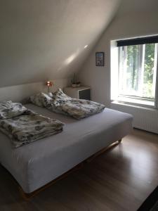 诺德堡伯格捷嘉德住宿加早餐酒店的卧室设有两张床和大窗户