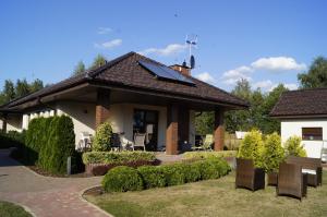 济夫努夫Willa Radawka的房屋设有倾斜的屋顶和庭院