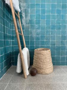 维琪奥港Résidence Les Toits de Santa Giulia的浴室里有两个棒球棒和一个篮子