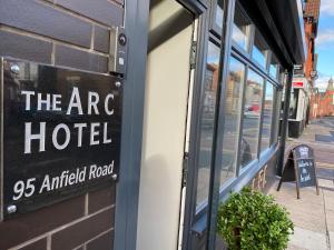 利物浦The Arc Hotel的建筑一侧弧形酒店的标志