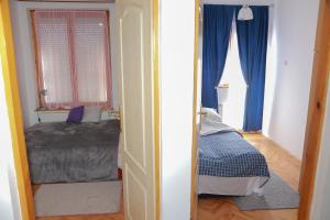 皮罗特Apartman Marija的通往卧室的开放式门,卧室配有床