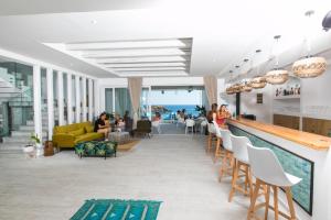 巴利恩Blue Bay Lifestyle - ex Bali Blue Bay的大堂设有海景酒吧
