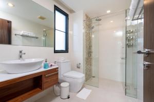 普吉镇The Title Rawai Beach West Wing的浴室配有卫生间、盥洗盆和淋浴。
