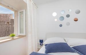 杜布罗夫尼克Apartman Dubrovnik的白色的卧室设有床和窗户