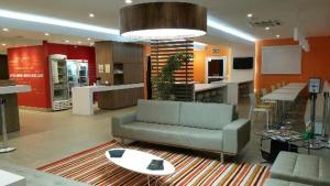 南卡希亚斯Partner Caxias do Sul的大厅里,在商店里配有沙发和桌子