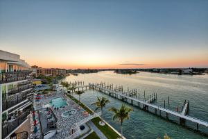 圣徒皮特海滩FUSION Resort Waterfront Suites的享有水体和码头的景色