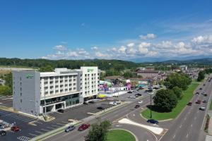 鸽子谷Holiday Inn & Suites Pigeon Forge Convention Center, an IHG Hotel的城市空中景观与高速公路