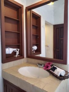 阿吉吉克丹扎德尔索尔别墅酒店的一间带水槽和镜子的浴室