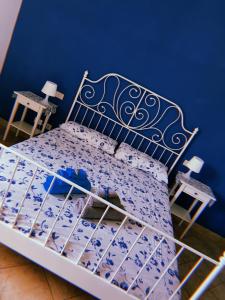 萨尔泰阿诺Claves Claustri - Appartamento storico con balcone的一间蓝色卧室,配有一张床和两张桌子