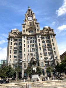 利物浦Excelsior Apartments - Liverpool的一座建筑的顶部有一个钟楼