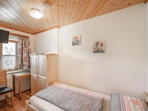 LandlUrlaub am Bauernhof Feldbauer的一间卧室设有一张床和木制天花板
