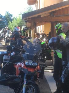 斯姿Belvédère Relais Motos的一群骑摩托车的人坐在他们的摩托车上