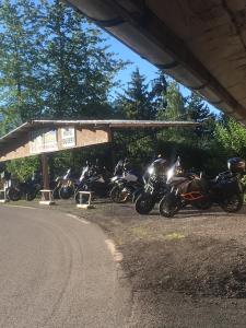 斯姿Belvédère Relais Motos的停在加油站前的一组摩托车
