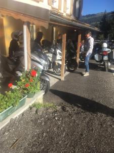 斯姿Belvédère Relais Motos的停在大楼外的一组摩托车