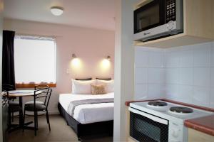 陶波陶波贝亚维斯塔汽车旅馆的小型酒店客房设有床和厨房