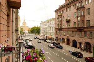 圣彼得堡Prestige Center的享有城市街道的景色,路边有汽车