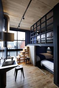 东京Arcsens Tokyo的一间卧室配有两张双层床、一张桌子和一张桌子