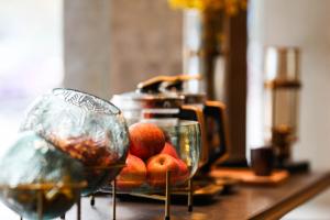 义乌开臣璞锦酒店的一张桌子,上面放着两碗苹果和榨汁机