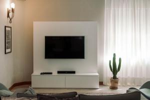 雷扎托拉皮纳酒店的客厅设有壁挂式平面电视。