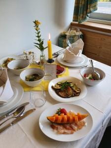 欧缇莫乌特皮切那图普尔酒店的餐桌,带食物盘和蜡烛