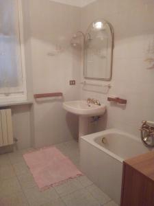 拉瓦尼亚ANTICO BORGO AL MARE的白色的浴室设有水槽和浴缸。