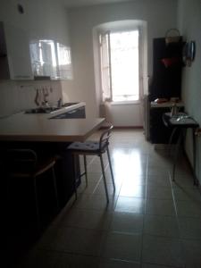 拉瓦尼亚ANTICO BORGO AL MARE的厨房配有柜台、水槽和窗户