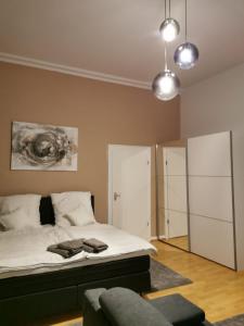 布伦瑞克Stay Inn Braunschweig的一间卧室配有一张带白色床单和一张沙发的床。