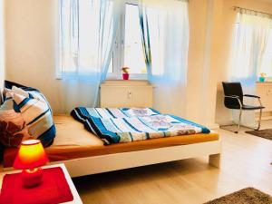 施科伊迪茨#WORLD Monteurzimmer的一间卧室配有一张带台灯和桌子的床