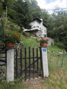 QuintoGenzianella的房屋前有花盆的围栏