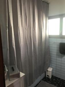 QuintoGenzianella的浴室设有窗帘和窗户
