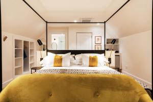 克拉格斯Fairview House的一间卧室配有一张带黄色枕头的大床