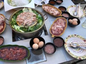 Ban Nong WaengBaan Suan Resort2345的桌上放着一碗食物和鸡蛋