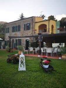迪亚诺卡斯泰洛Villa Govi的一座带桌椅的庭院