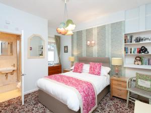 托基雷文斯伍德酒店的卧室配有一张带粉红色枕头的大床