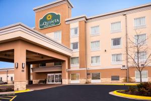 罗切斯特La Quinta by Wyndham Rochester Mayo Clinic Area South的酒店正面景色