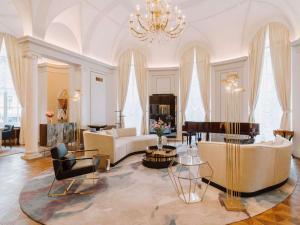 华沙莱佛士欧罗佩斯基华沙酒店的带沙发和钢琴的客厅