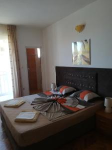 普里莫尔斯科斯特里旅馆的一间卧室配有一张大床,床上有毯子