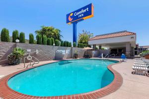 洛杉矶加利佛尼亚州伊格尔罗克近帕萨迪纳老城区康福特茵酒店的汽车经销商标志的酒店游泳池