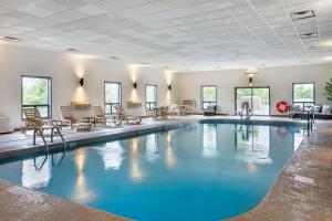 圣罗伯特品质酒店 - 弗特·伦纳德·伍德内部或周边的泳池