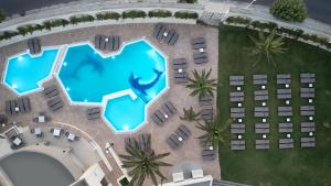罗德镇Cactus Hotel的享有度假村游泳池的顶部景致