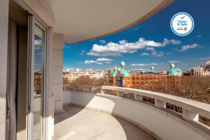 里斯本Luzeiros Suites的从大楼的阳台上可欣赏到城市景观