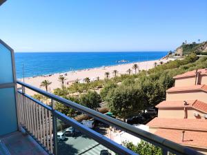 卡里拉因特纳克纳尔酒店的以及享有海滩景致的阳台。