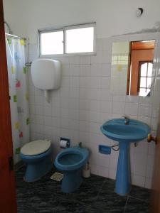 特玛斯德戴曼POSADA SANTA CECILIA的浴室设有蓝色的卫生间和水槽。