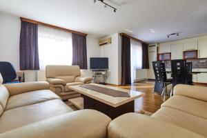 ModričaSutjeska的带沙发、桌子和电视的客厅