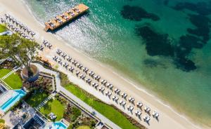 博德鲁姆Kaya Palazzo Resort & Residences Le Chic Bodrum的享有海滩的空中景色,拥有一排酒店