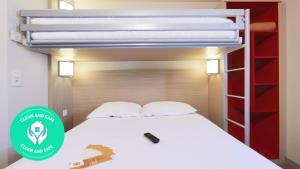 索恩河畔沙隆新沙珑苏尔索恩普瑞米尔经典酒店的配有双层床的客房内的一张床位