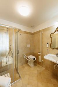 佛罗伦萨伯纳酒店的浴室配有卫生间、淋浴和盥洗盆。
